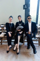 沈梦辰凌晨激动发文，携父母参加巴黎时装周，被赞气场太强大了！