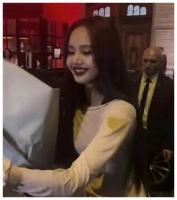 Lisa疯马秀首秀，男友和全家都来围观，她收到了特殊待遇！