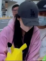 杨颖风波后首现身，全程戴帽用手遮脸，明显心虚了！