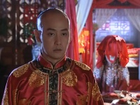 新婚之夜，丈夫要去见旧情人，不料新娘直接掀开盖头把他吓一跳！