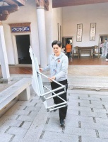 从设备维护到准备早餐 全力以赴保障戏曲周——台前幕后都是热爱