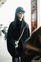 杨紫回国，来看看机场饭拍，是不是又美又飒？