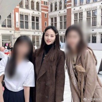 网友在伦敦偶遇张嘉倪，看起来状态很好，在看秀展，没被影响一点