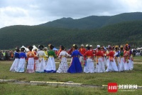 在泸沽湖畔重拾爱的能力 龚学敏：诗意与爱永远存在，取决于人们如何释放它｜诗乐盐源