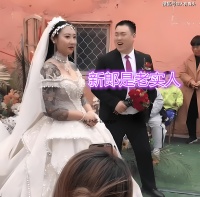 “花臂”女子嫁给老实人，村民有意见，新娘：有文身也不嫁给你