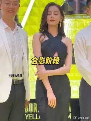 当热巴发现直播没关后的反应,原来美女害羞是这个样子的