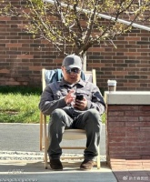 54岁歌手窦唯罕见露面，坐在椅子上晒太阳悠闲得像老大爷