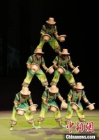 广西精品剧目创意杂技剧《百越稻盛》在马来西亚首演