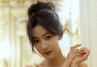 杨紫新写真又放飞自我！撅臀拍照坐地太土气，每张照片不一样！