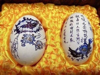 她把“大千世界”刻在2毫米厚的蛋壳上