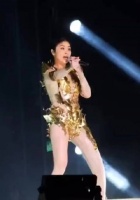 造型师是怎么说服她穿这个衣服的？