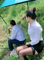 男子去钓鱼，看到别人有美女陪伴，发文感慨“旱的旱死涝的涝死”