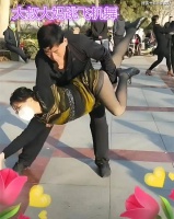 男子和大妈跳“飞机舞”，路人说他们不正经，男子：你们不懂欣赏