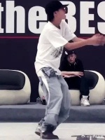 王一博13岁街舞比赛视频，果然优秀的人从小就优秀