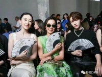 杨紫琼与国内众星同坐看秀，只有她自己松弛自然，旁边的人被秒杀