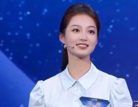 校花冯琳主持人大赛第一名晋级，康辉撒贝宁猛夸，到央视当主持？
