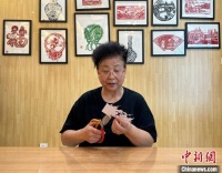 山东胶州剪纸艺人“纸上生花” 方寸之间展现指尖艺术