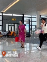 霍启刚今天上午，从杭州飞回香港！手里抱着郭晶晶的003号火炬