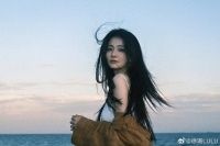 徐璐深V白裙造型 海边，白裙，微风吹起长发……