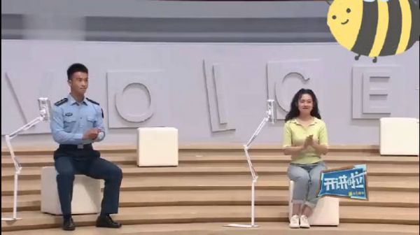 空军机长的英语测试有多难?撒贝宁听完当场崩溃,发出灵魂质疑