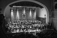 “隐士”指挥家与神秘乐团