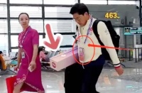 郭晶晶霍启刚夫妇现身韩国，两人排队购买机票，穿衣朴实非常低调