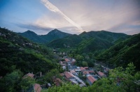 明长城南侧的水包美术馆，举办“长城长又长”写生展