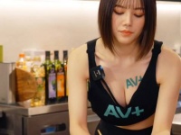 妹的一个特点就是，看对方的眼睛很真诚……