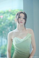 TVB力捧小花拍戏被偶遇！被指撞脸郑裕玲，大热天穿风衣太难过