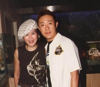 香港知名女星为前男友庆生，主动送上热吻，自曝两人关系像家人