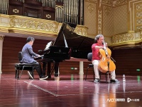 “音乐顽童”朱亦兵献艺珠海，请听众享用精神上的“烧鹅”