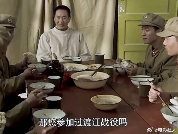 洪学智士兵看不起炊事兵，不料炊事兵围裙一解，竟露出上将军衔