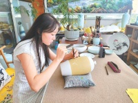 以刀为笔 瓷面“绣花”