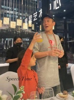 陈冠希女儿和爸爸一起social，高高举起杯子，一点也不怯场