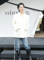 毛阿敏甘肃活动出席，短发、白西装清爽又干练，60岁年龄40岁风姿