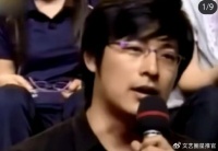 王岳伦早年照片被扒，高鼻梁下颌线分明，温文儒雅像财阀家的少爷