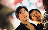 香港知名男星越老越帅，抽雪茄打桌球荷尔蒙爆棚，满头白发抢镜