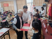 楚天书画院第二届青少年书画大展颁奖会上，八旬书画家鼓励孩子们：用书画铭记童年时光！