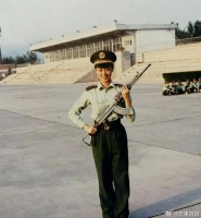 斐妈穿军装的老照片，好帅好飒！之前都没见过