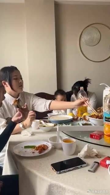 两女生来到酒店吃酒席……