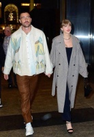 霉霉新恋情公开 和橄榄球明星牵手出街被拍