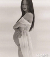 玄彬前女友首次公开二胎孕肚写真，33岁的姜素拉眼神里都是慈爱