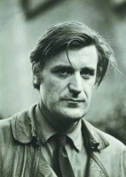 特德·休斯：许多动物奔跑在诗行中，留下各种各样的脚印