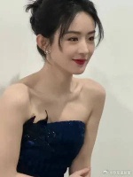 她光是站在那儿就很美好了