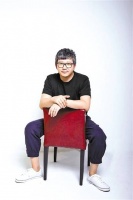 “小镇青年”饶晓志：左手电影，右手戏剧 嗨的是讲故事