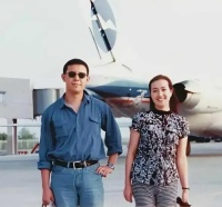 曾经他俩是恋人，几十年后再度相逢，姜文看起来还有点娇羞……