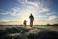 父亲带我逃课，我带父亲翘班