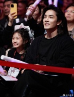 lucky一眨眼就已经八岁啦～在台下静静的聆听妈妈唱歌……