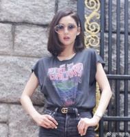 前华姐冠军近况曝光！背奢侈品包包看展，已是两孩之母仍似少女