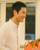 TVB视帝与同性密友穿情侣装庆生！期间欲献吻，二人关系匪浅